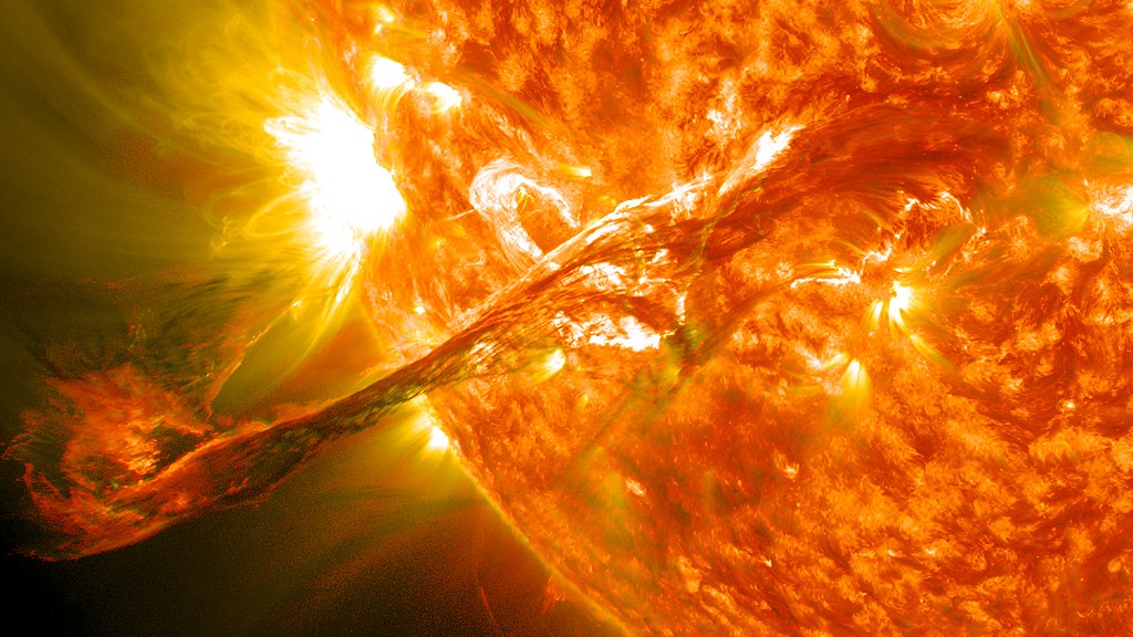 El 31 de agosto de 2012, un filamento largo de material solar estalló hacia el espacio. De NASA Goddard Space Flight Center